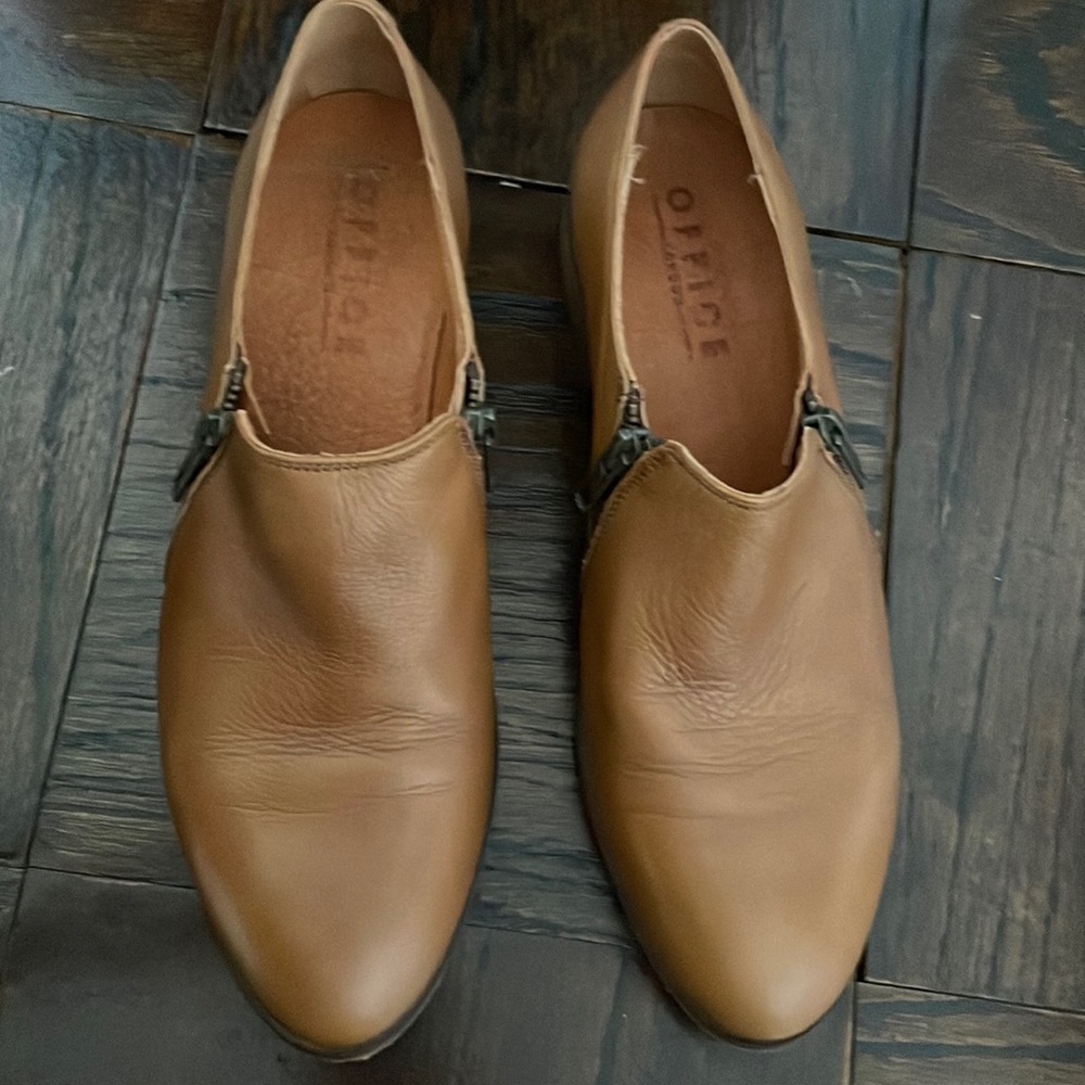 Size 40 brown leather shoe